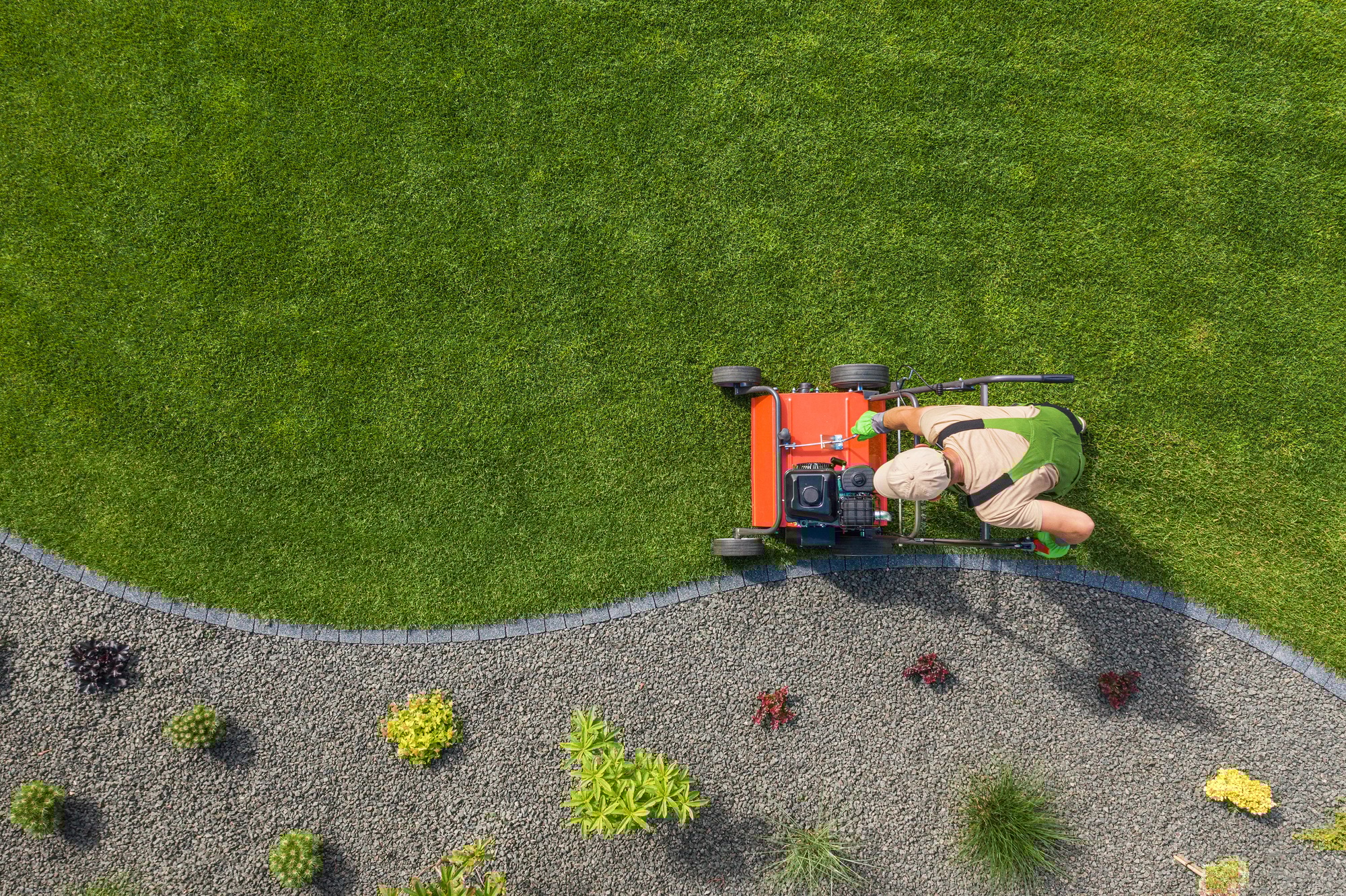 Lawn Aerator Job For Controlling Lawn Thatch and Soil Compaction